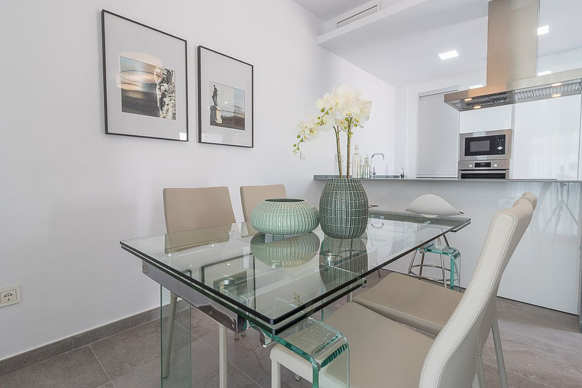 Modern ready apartments for sale in Alicante featuring rooftop terraces, private gardens, communal pool, and close proximity to beaches and golf courses.