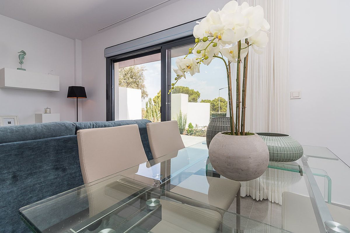 Modern ready apartments for sale in Alicante featuring rooftop terraces, private gardens, communal pool, and close proximity to beaches and golf courses.