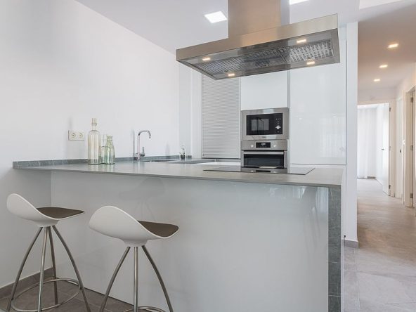 Modern ready apartments for sale in Alicante featuring rooftop terraces, private gardens, communal pool, and close proximity to beaches and golf courses.