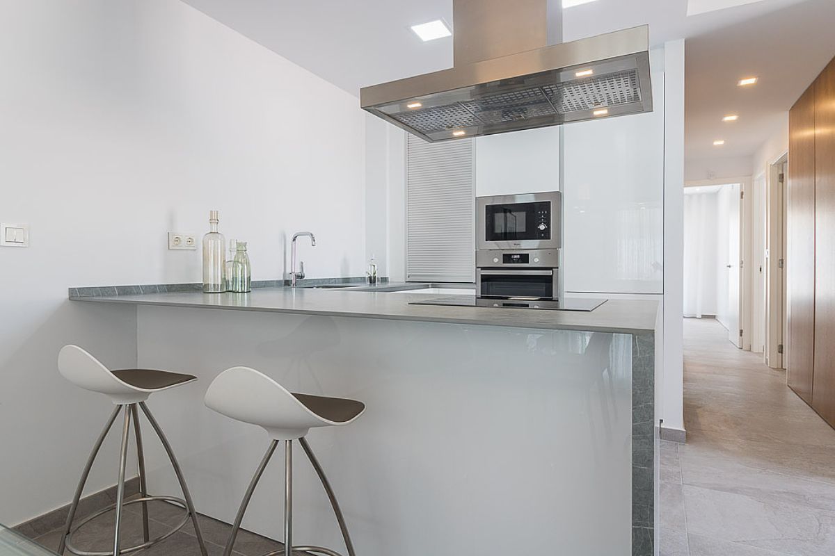 Modern ready apartments for sale in Alicante featuring rooftop terraces, private gardens, communal pool, and close proximity to beaches and golf courses.