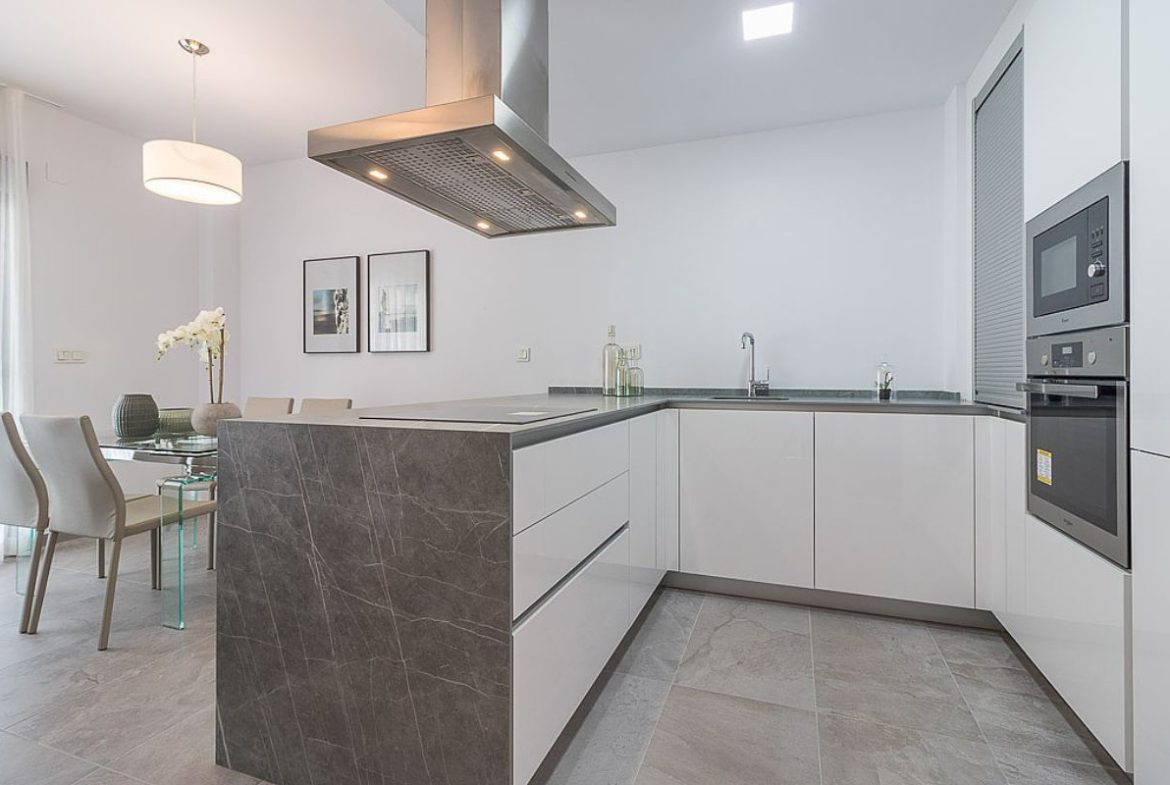 Modern ready apartments for sale in Alicante featuring rooftop terraces, private gardens, communal pool, and close proximity to beaches and golf courses.