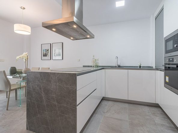 Modern ready apartments for sale in Alicante featuring rooftop terraces, private gardens, communal pool, and close proximity to beaches and golf courses.