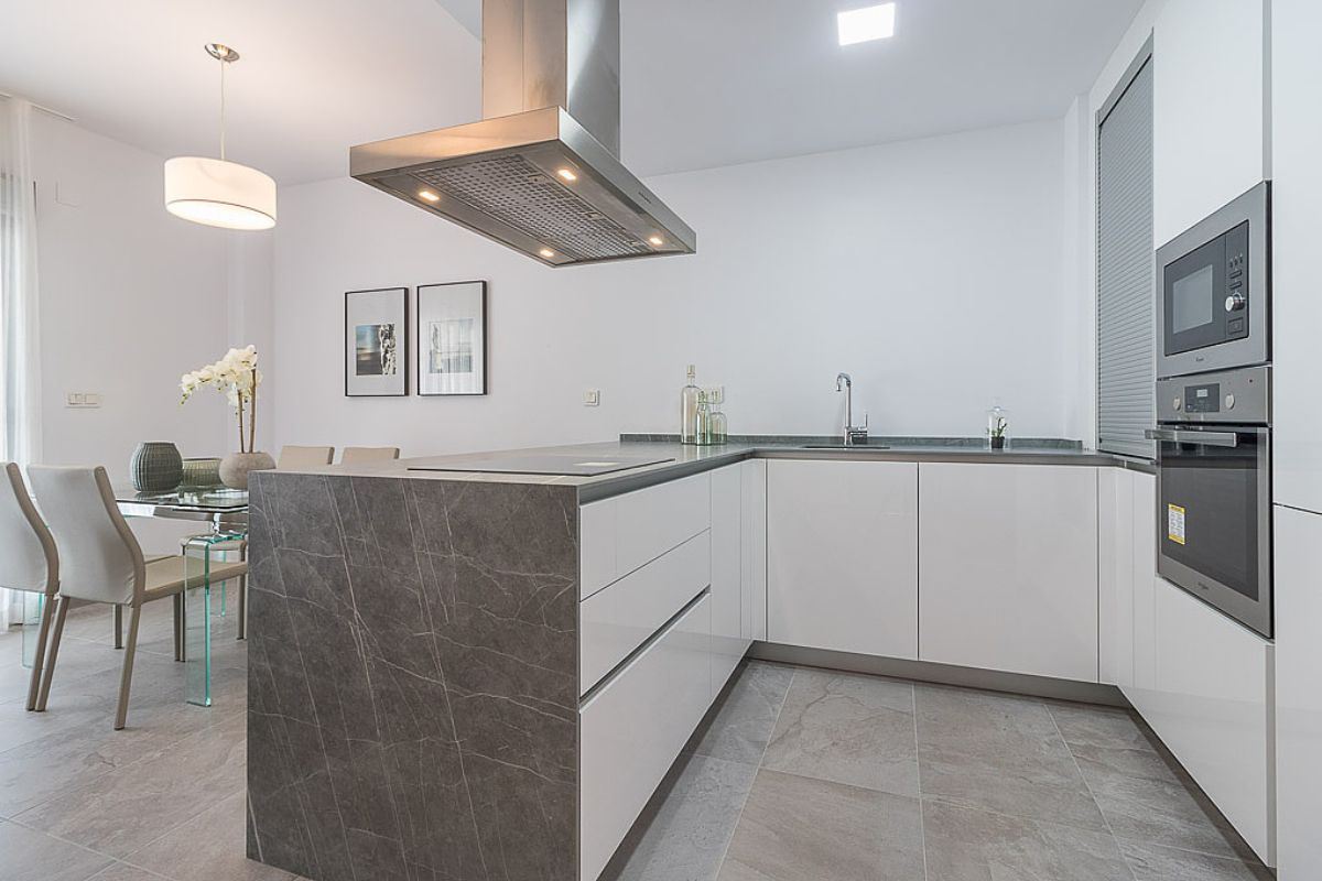 Modern ready apartments for sale in Alicante featuring rooftop terraces, private gardens, communal pool, and close proximity to beaches and golf courses.