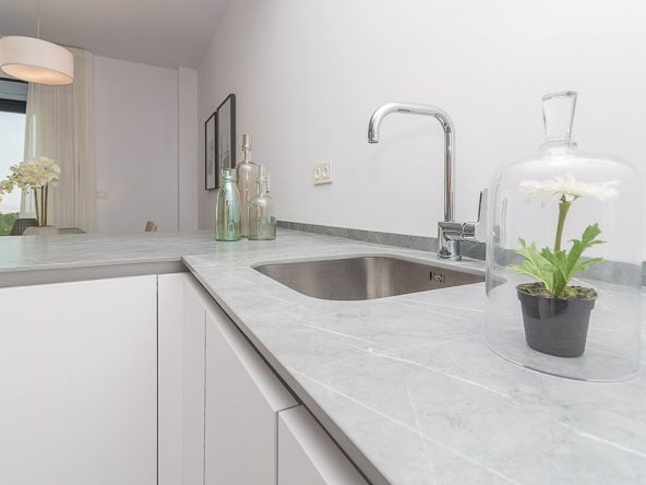 Modern ready apartments for sale in Alicante featuring rooftop terraces, private gardens, communal pool, and close proximity to beaches and golf courses.