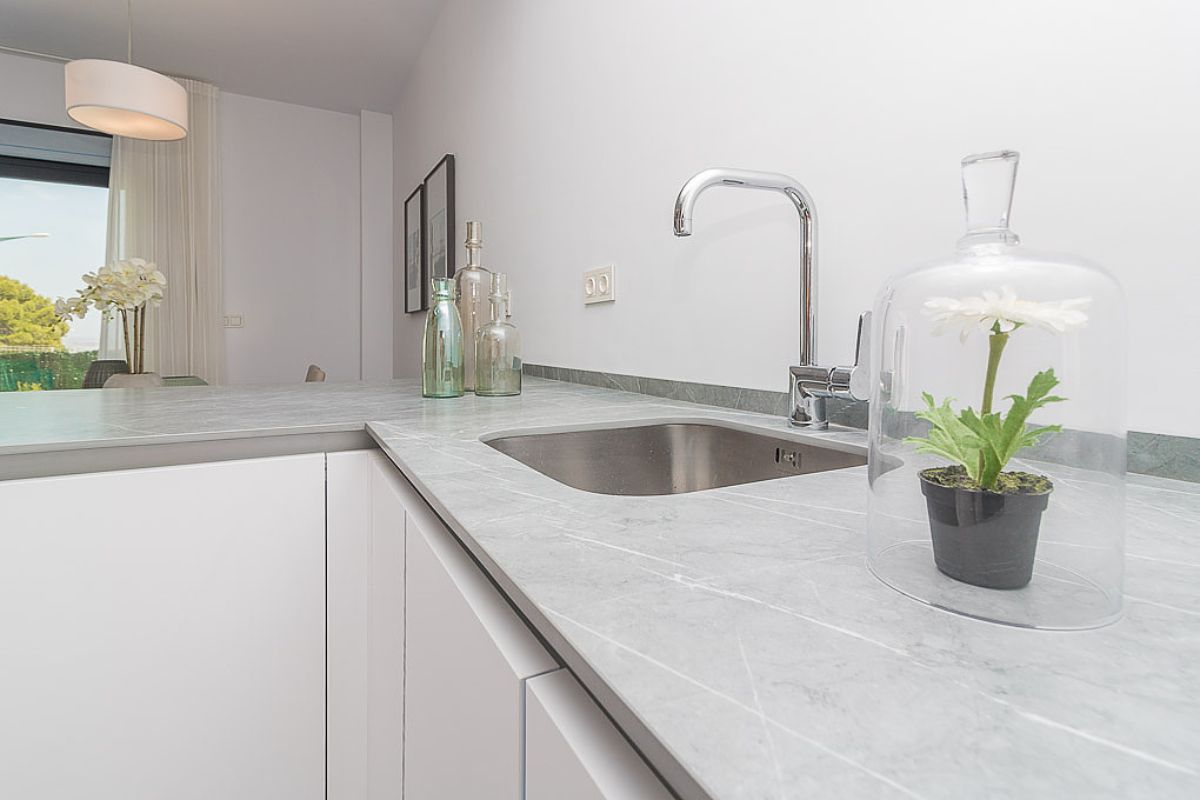 Modern ready apartments for sale in Alicante featuring rooftop terraces, private gardens, communal pool, and close proximity to beaches and golf courses.