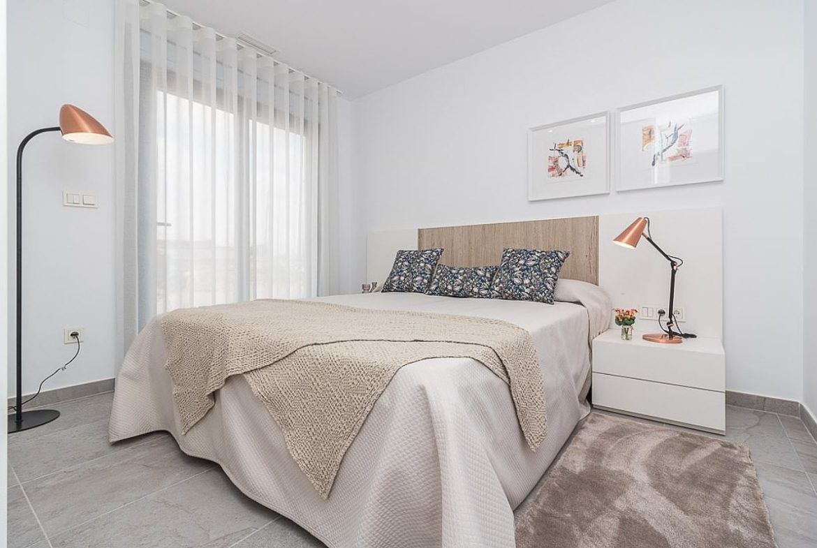Modern ready apartments for sale in Alicante featuring rooftop terraces, private gardens, communal pool, and close proximity to beaches and golf courses.