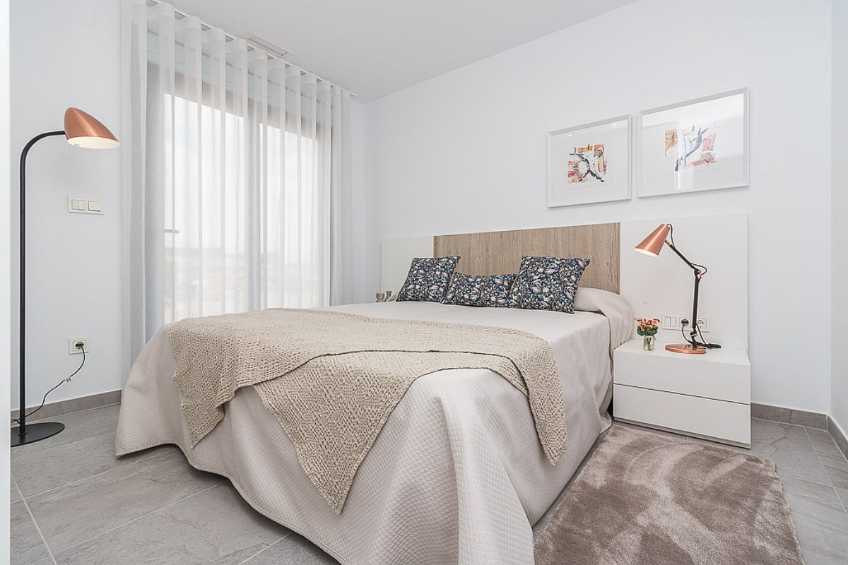 Modern ready apartments for sale in Alicante featuring rooftop terraces, private gardens, communal pool, and close proximity to beaches and golf courses.