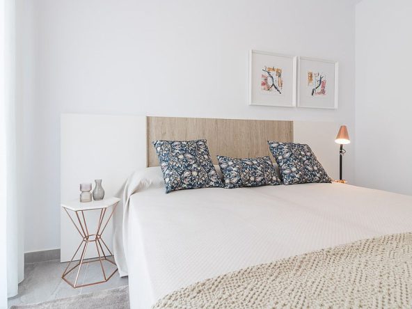 Modern ready apartments for sale in Alicante featuring rooftop terraces, private gardens, communal pool, and close proximity to beaches and golf courses.