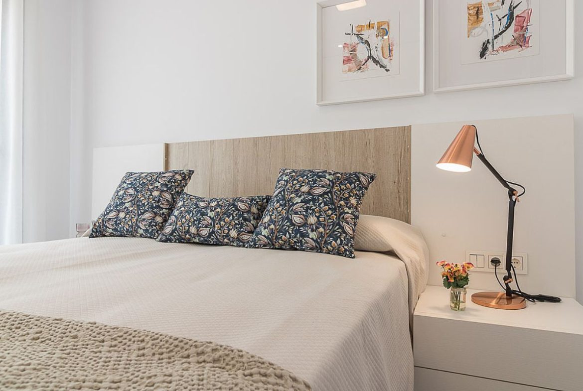 Modern ready apartments for sale in Alicante featuring rooftop terraces, private gardens, communal pool, and close proximity to beaches and golf courses.