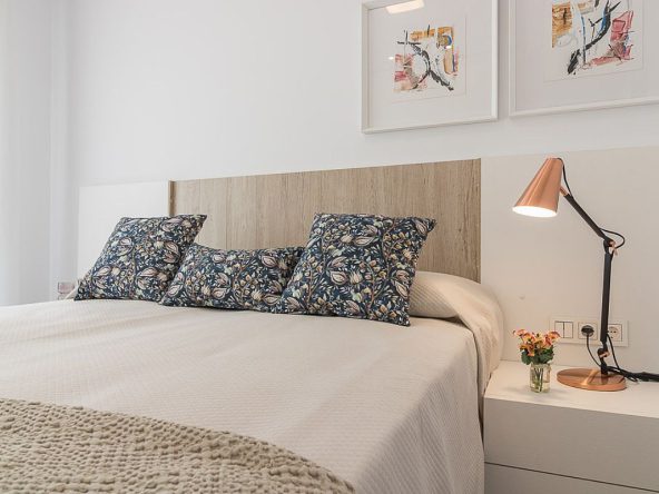 Modern ready apartments for sale in Alicante featuring rooftop terraces, private gardens, communal pool, and close proximity to beaches and golf courses.