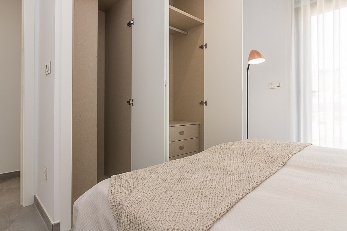 Modern ready apartments for sale in Alicante featuring rooftop terraces, private gardens, communal pool, and close proximity to beaches and golf courses.