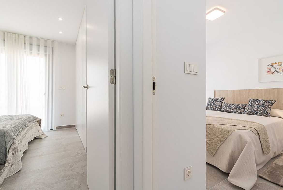 Modern ready apartments for sale in Alicante featuring rooftop terraces, private gardens, communal pool, and close proximity to beaches and golf courses.