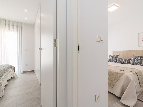 Modern ready apartments for sale in Alicante featuring rooftop terraces, private gardens, communal pool, and close proximity to beaches and golf courses.