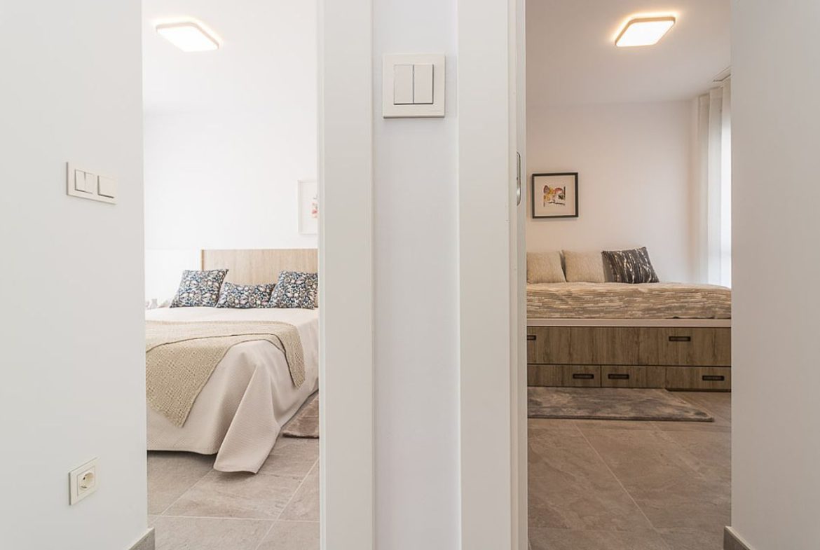Modern ready apartments for sale in Alicante featuring rooftop terraces, private gardens, communal pool, and close proximity to beaches and golf courses.