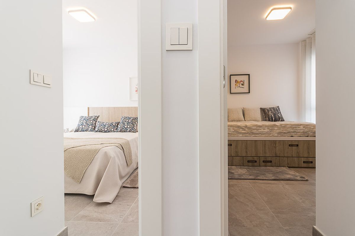 Modern ready apartments for sale in Alicante featuring rooftop terraces, private gardens, communal pool, and close proximity to beaches and golf courses.