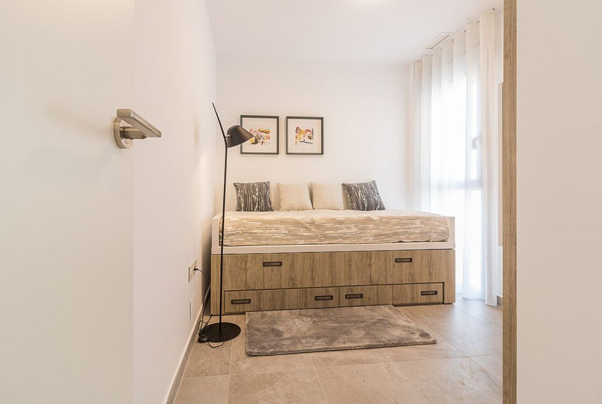 Modern ready apartments for sale in Alicante featuring rooftop terraces, private gardens, communal pool, and close proximity to beaches and golf courses.