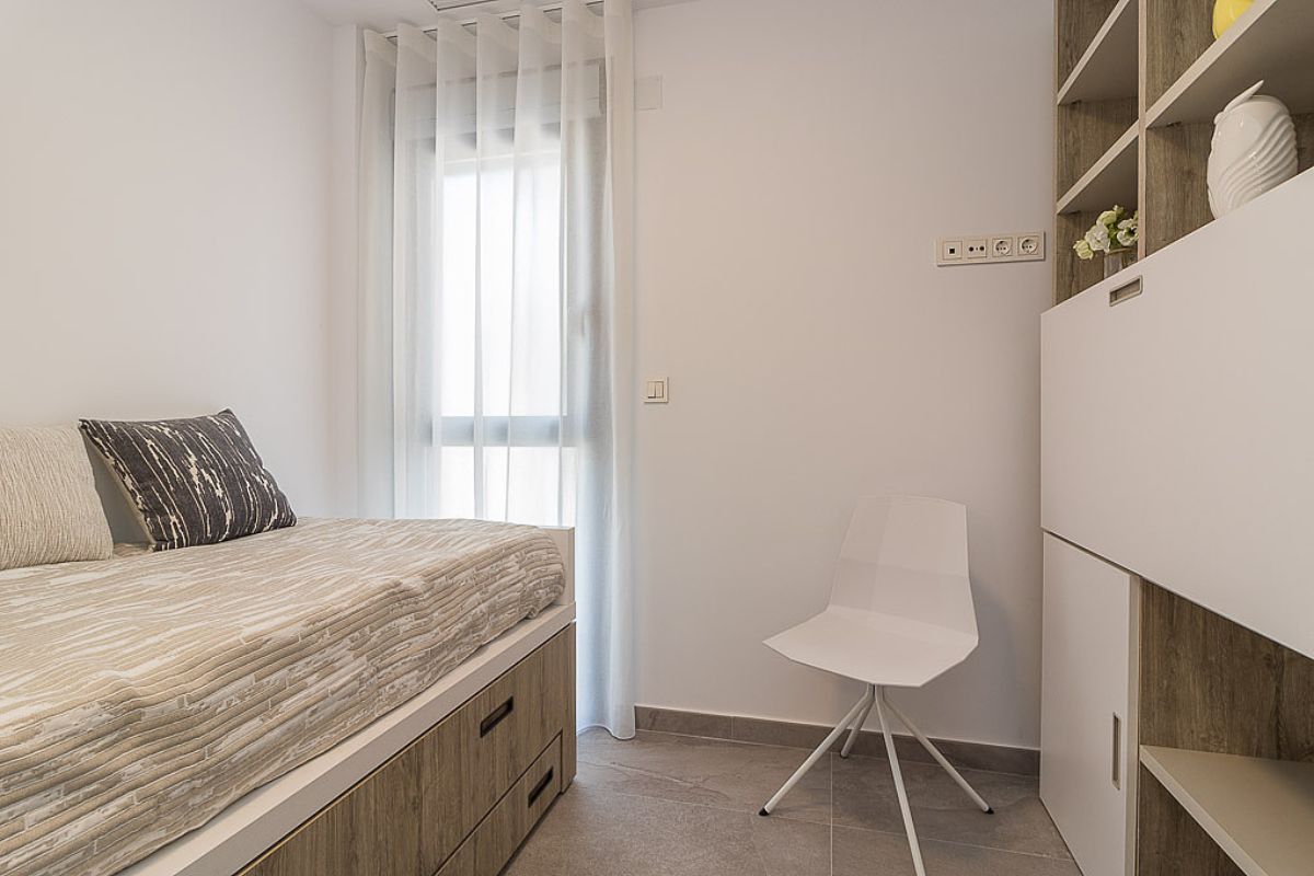 Modern ready apartments for sale in Alicante featuring rooftop terraces, private gardens, communal pool, and close proximity to beaches and golf courses.