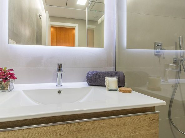 Modern ready apartments for sale in Alicante featuring rooftop terraces, private gardens, communal pool, and close proximity to beaches and golf courses.