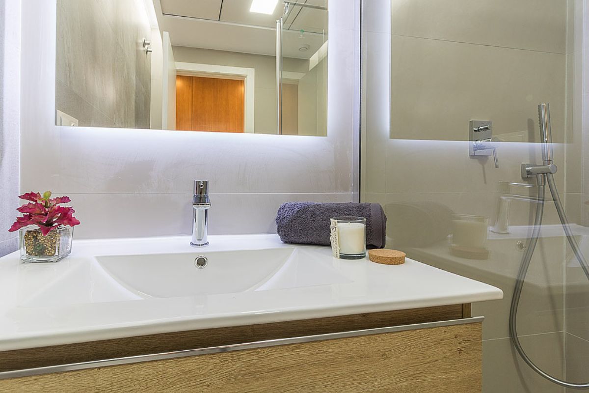 Modern ready apartments for sale in Alicante featuring rooftop terraces, private gardens, communal pool, and close proximity to beaches and golf courses.