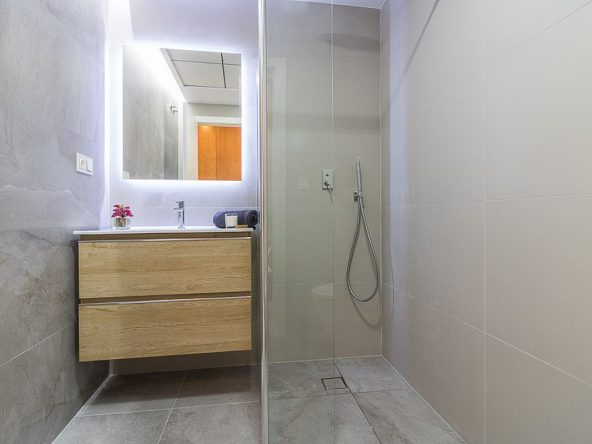Modern ready apartments for sale in Alicante featuring rooftop terraces, private gardens, communal pool, and close proximity to beaches and golf courses.
