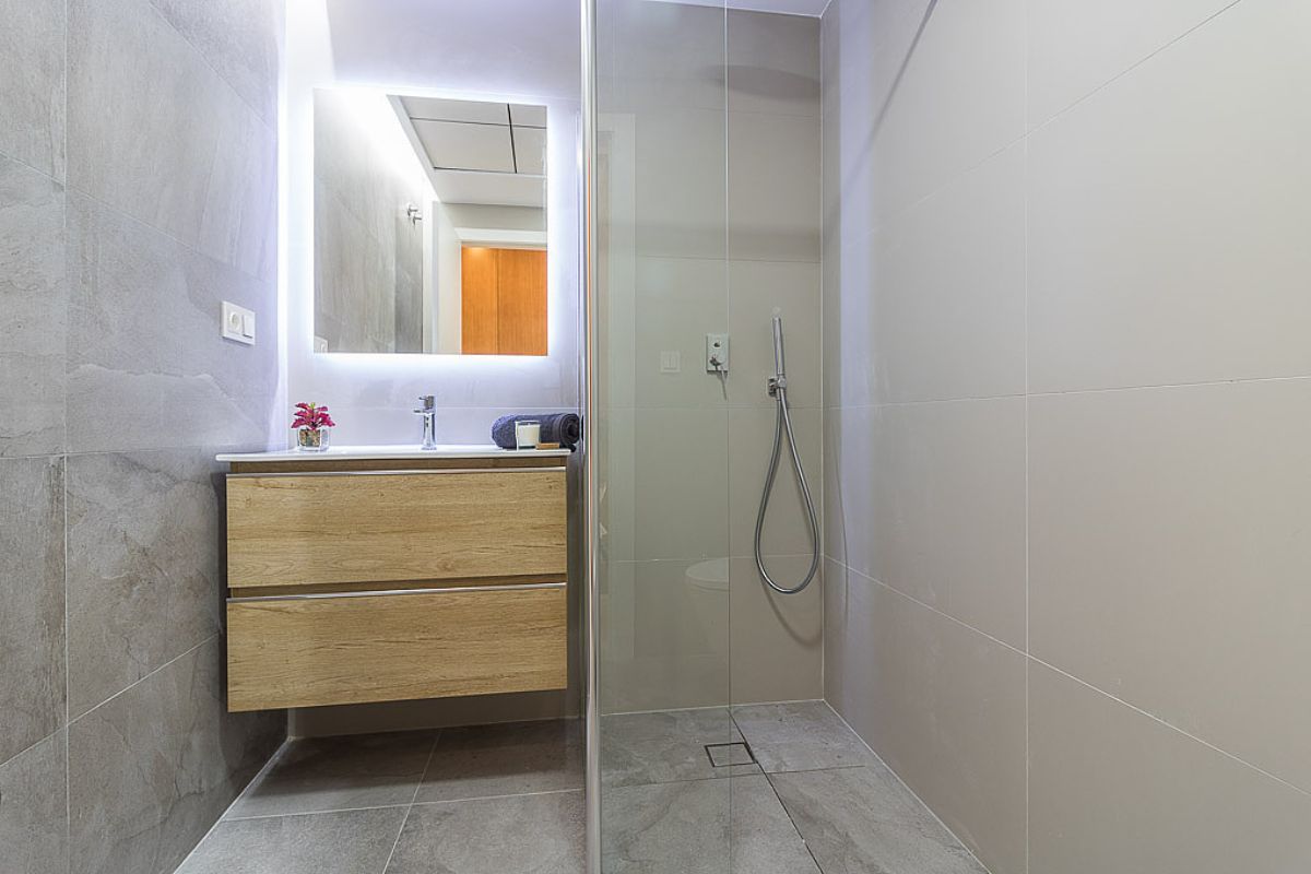 Modern ready apartments for sale in Alicante featuring rooftop terraces, private gardens, communal pool, and close proximity to beaches and golf courses.