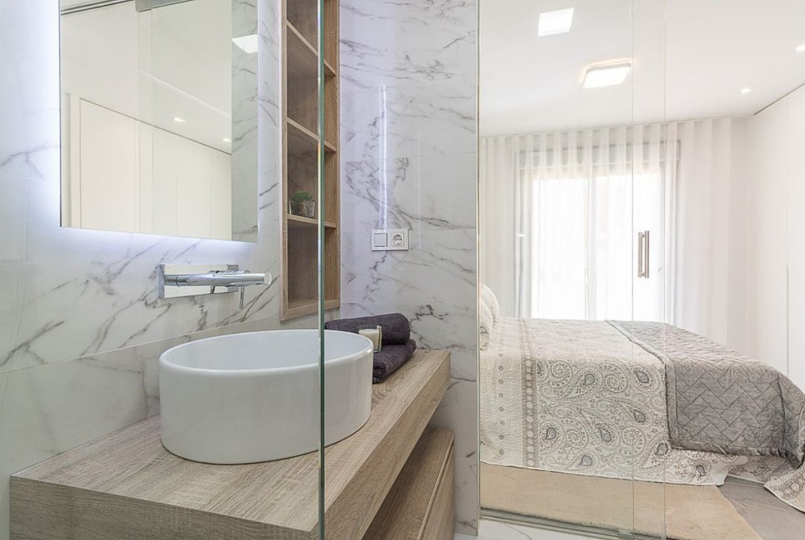 Modern ready apartments for sale in Alicante featuring rooftop terraces, private gardens, communal pool, and close proximity to beaches and golf courses.