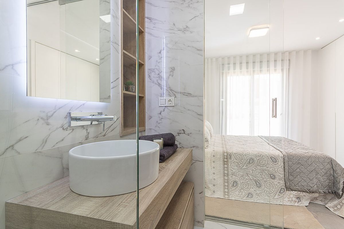 Modern ready apartments for sale in Alicante featuring rooftop terraces, private gardens, communal pool, and close proximity to beaches and golf courses.