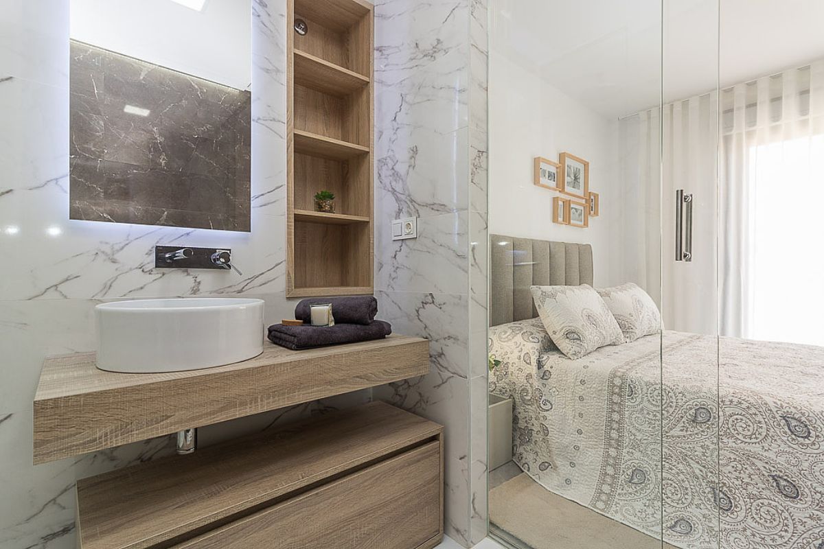 Modern ready apartments for sale in Alicante featuring rooftop terraces, private gardens, communal pool, and close proximity to beaches and golf courses.
