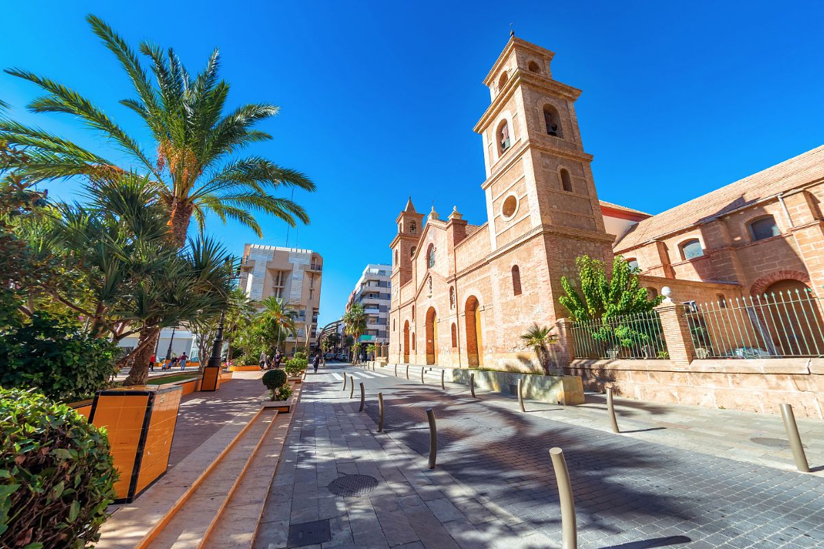 Contemporary beachside apartments for sale in Spain, just 100 meters from the Mediterranean, with modern design, balconies, and excellent location.
