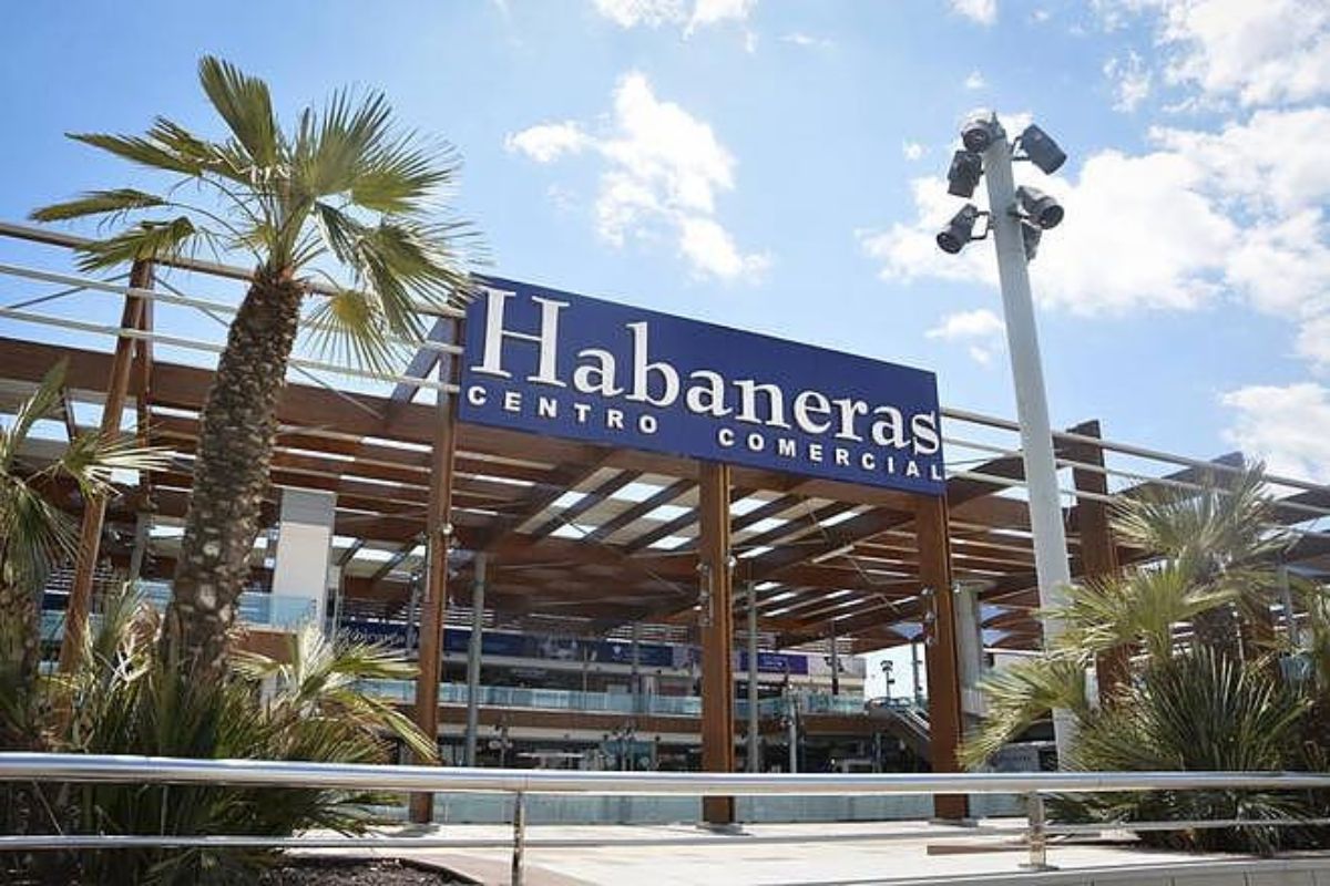 Contemporary beachside apartments for sale in Spain, just 100 meters from the Mediterranean, with modern design, balconies, and excellent location.