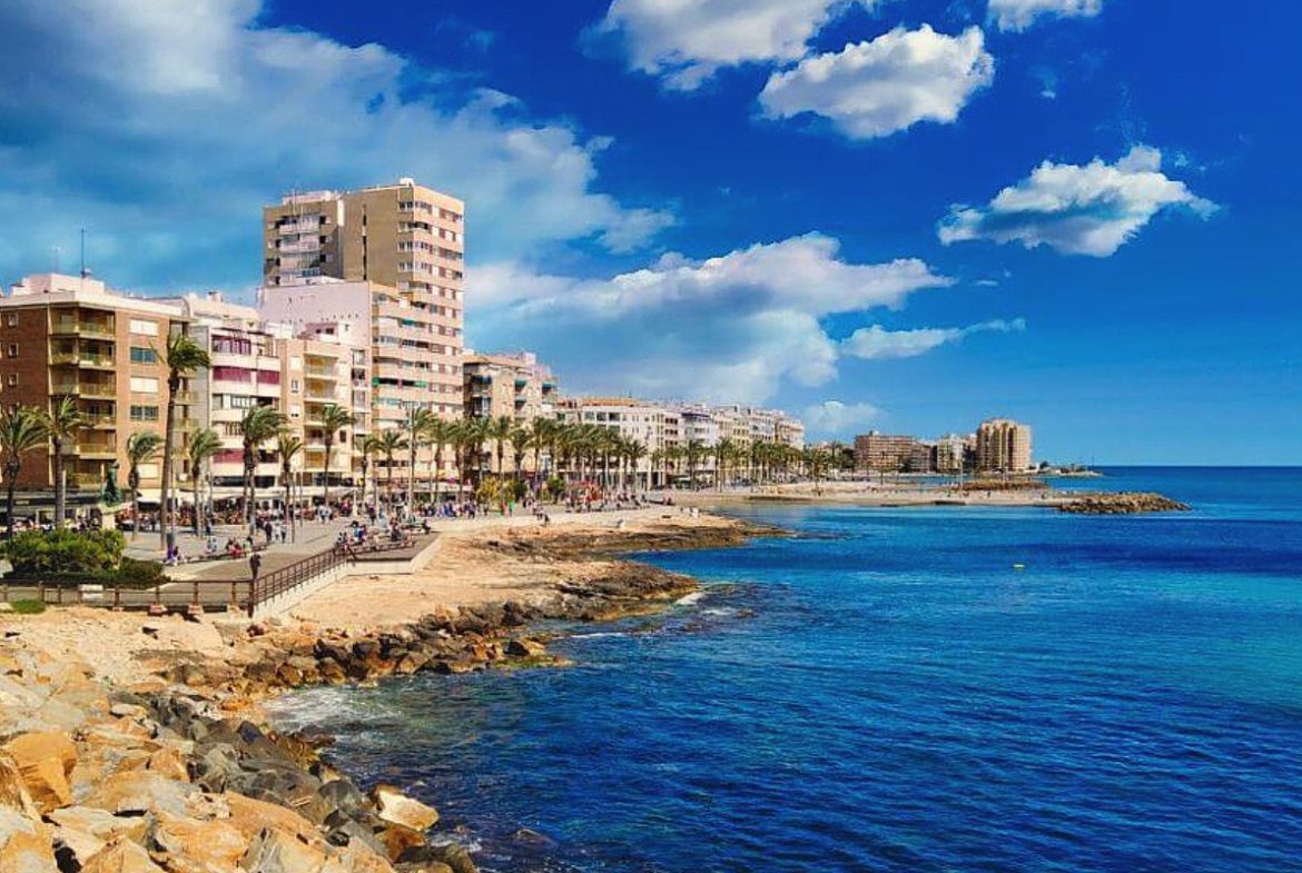 Contemporary beachside apartments for sale in Spain, just 100 meters from the Mediterranean, with modern design, balconies, and excellent location.