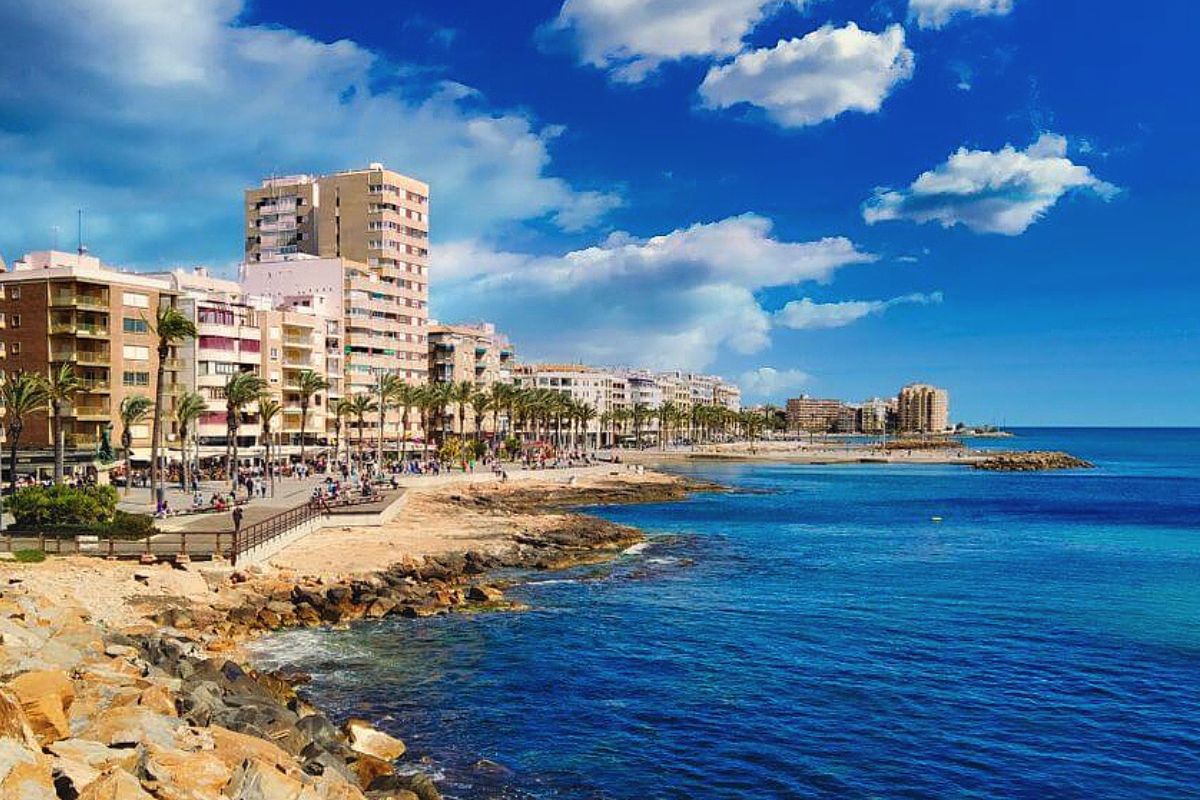 Contemporary beachside apartments for sale in Spain, just 100 meters from the Mediterranean, with modern design, balconies, and excellent location.