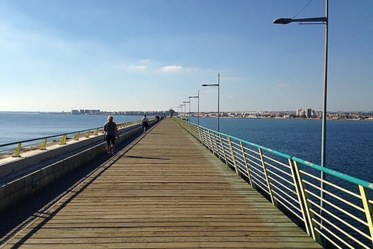 Contemporary beachside apartments for sale in Spain, just 100 meters from the Mediterranean, with modern design, balconies, and excellent location.