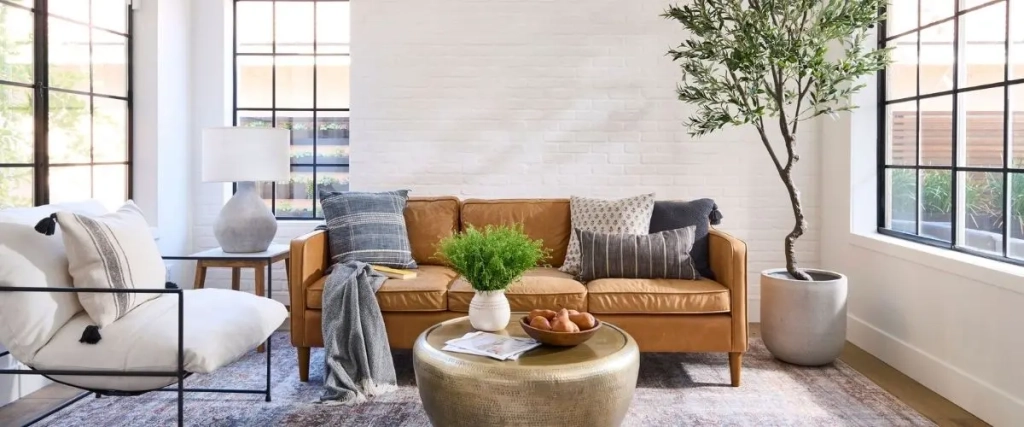 Stylishly furnished modern living room in Türkiye supported by Suite Global Estate services