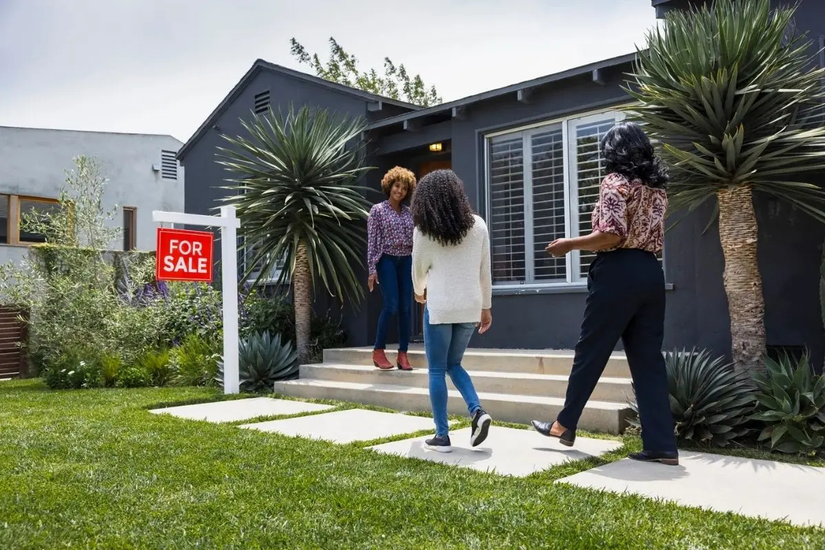 Clients visiting properties with a real estate agent during a guided property tour in coastal or urban areas of Türkiye
