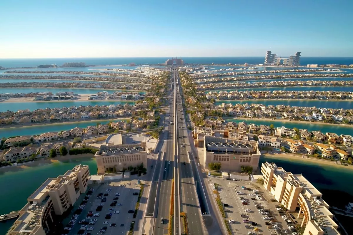 Investor consulting about Dubai Golden Visa property investment opportunities.